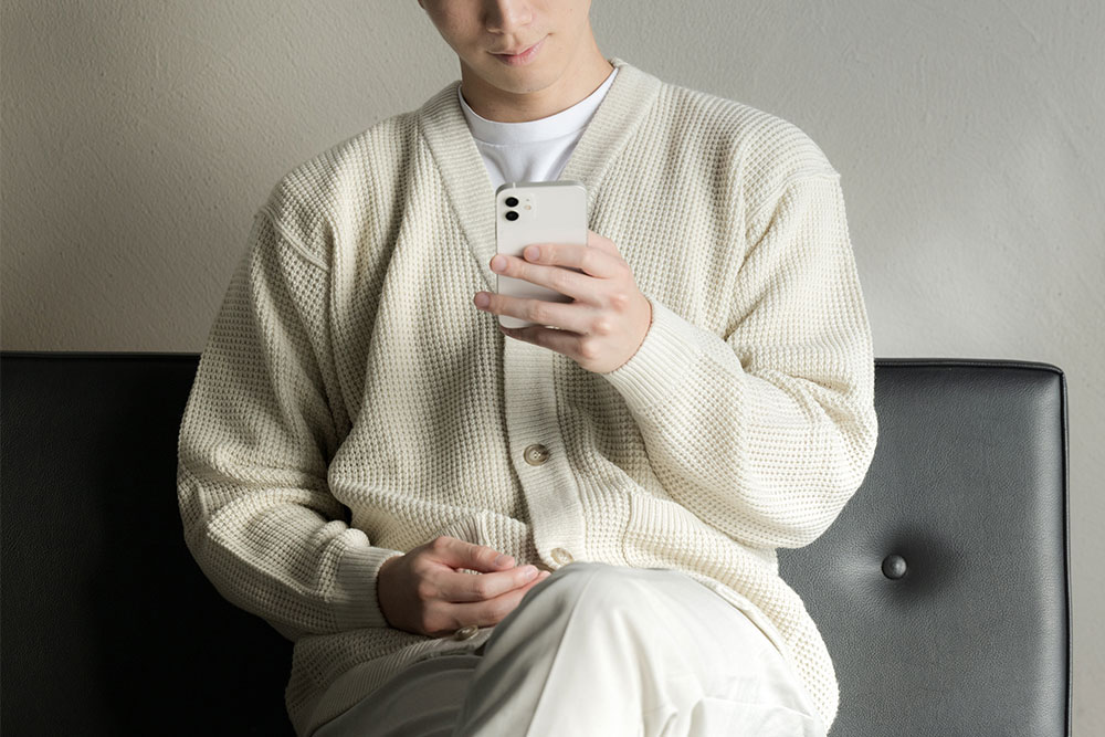 スマートフォンを見る男性