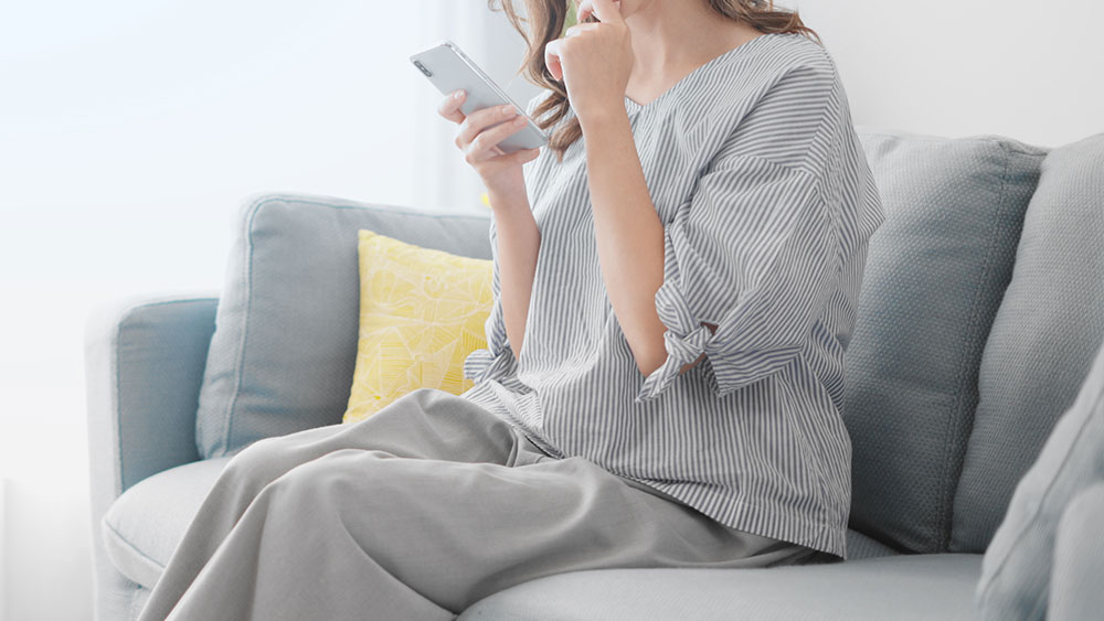 スマートフォンを見る女性